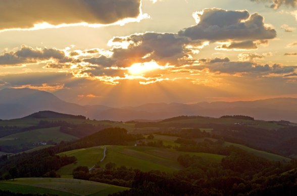 Zachód słońca nad wzgórzami Bucklige Welt, © Wiener Alpen in Niederösterreich/Franz Zwickl