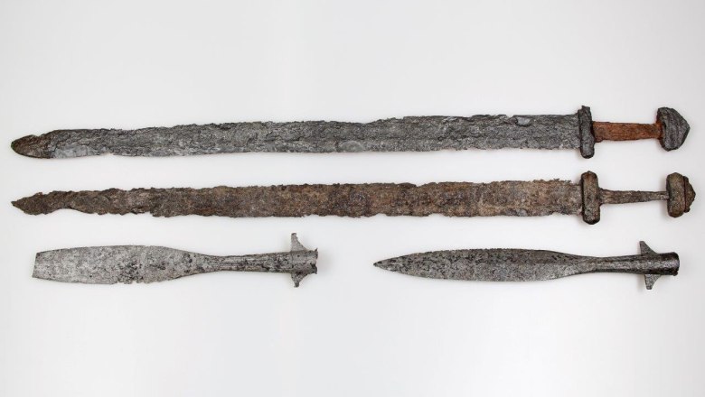 Swords and winged spearheads from the burial ground in Hainbuch, © LSNÖ