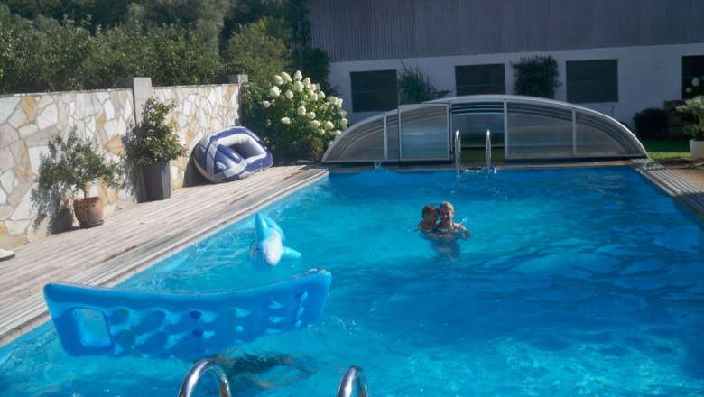 W gorącym, letnim ogrodzie basen ze zjeżdżalnią to najlepsze, co może być!, © Arkadenhof