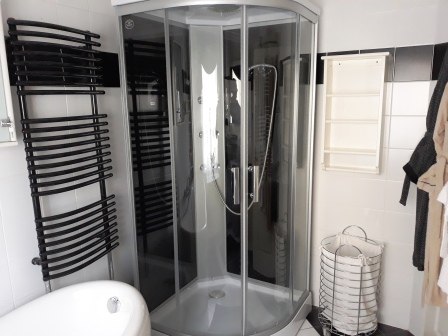 Łazienka z prysznicem, © bed and pool